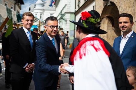 Izjemen obisk zaznamoval 50. Dneve narodnih noš in oblačilne dediščine v Kamniku (Blaž T. Muc)  (31)